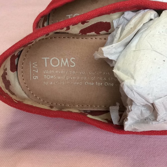 FINAL SALE PRICE Nearly New Toms Red Canvas Shoes 7.5W - Picture 2 of 5